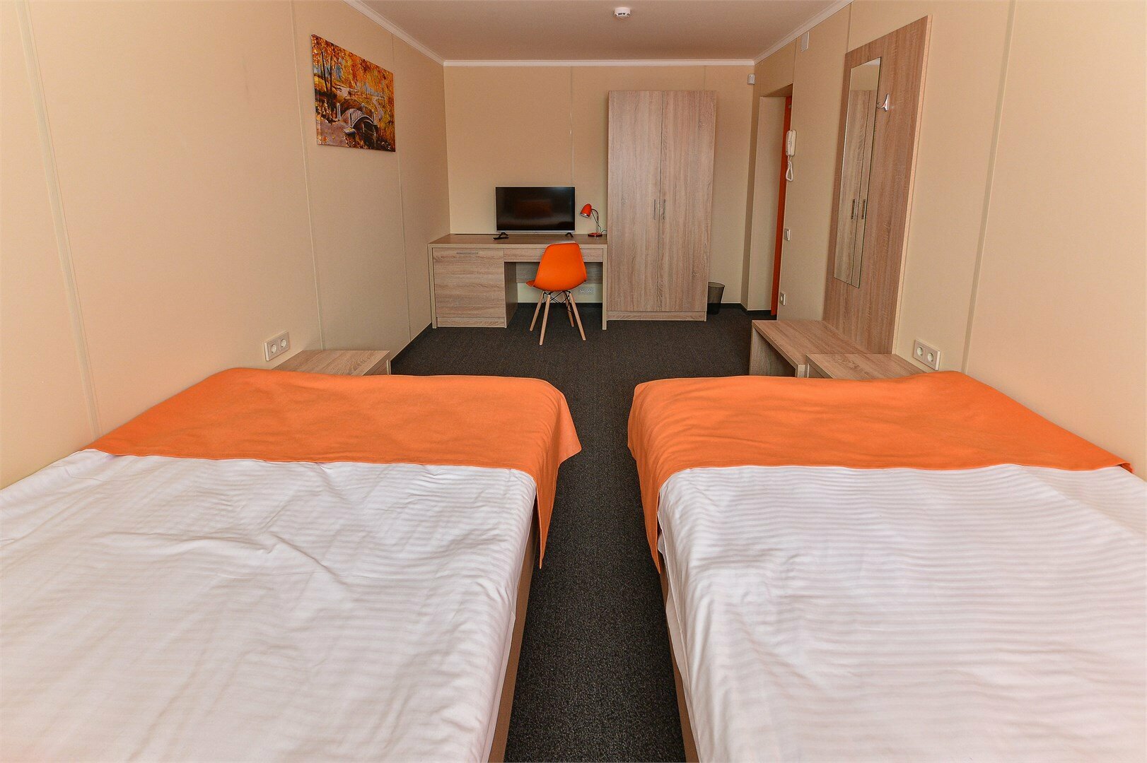 Стандартный двухместный номер с двумя раздельными кроватями и санузлом на два номера