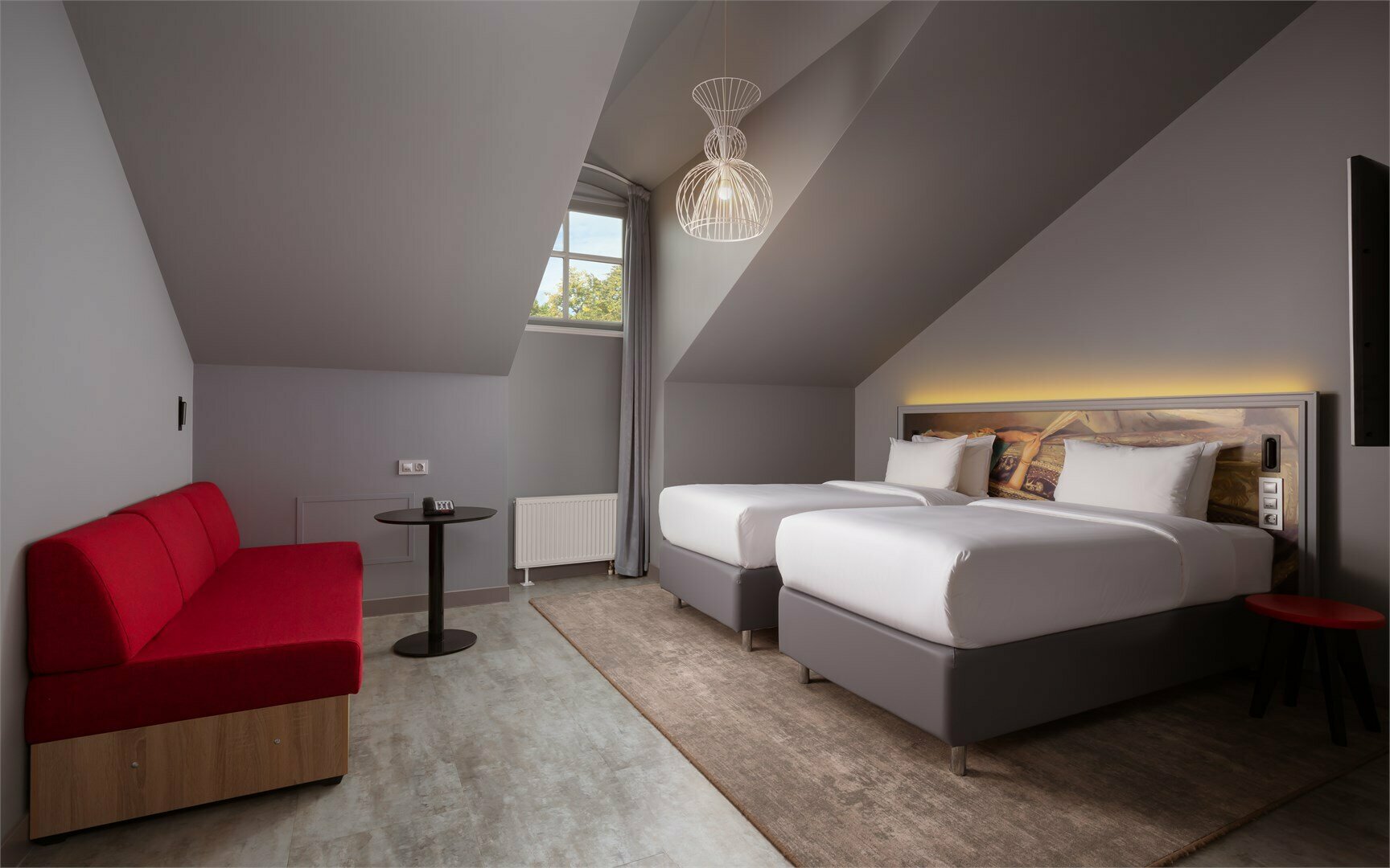 Первая категория/Стандартный номер с двумя односпальными кроватями и диваном