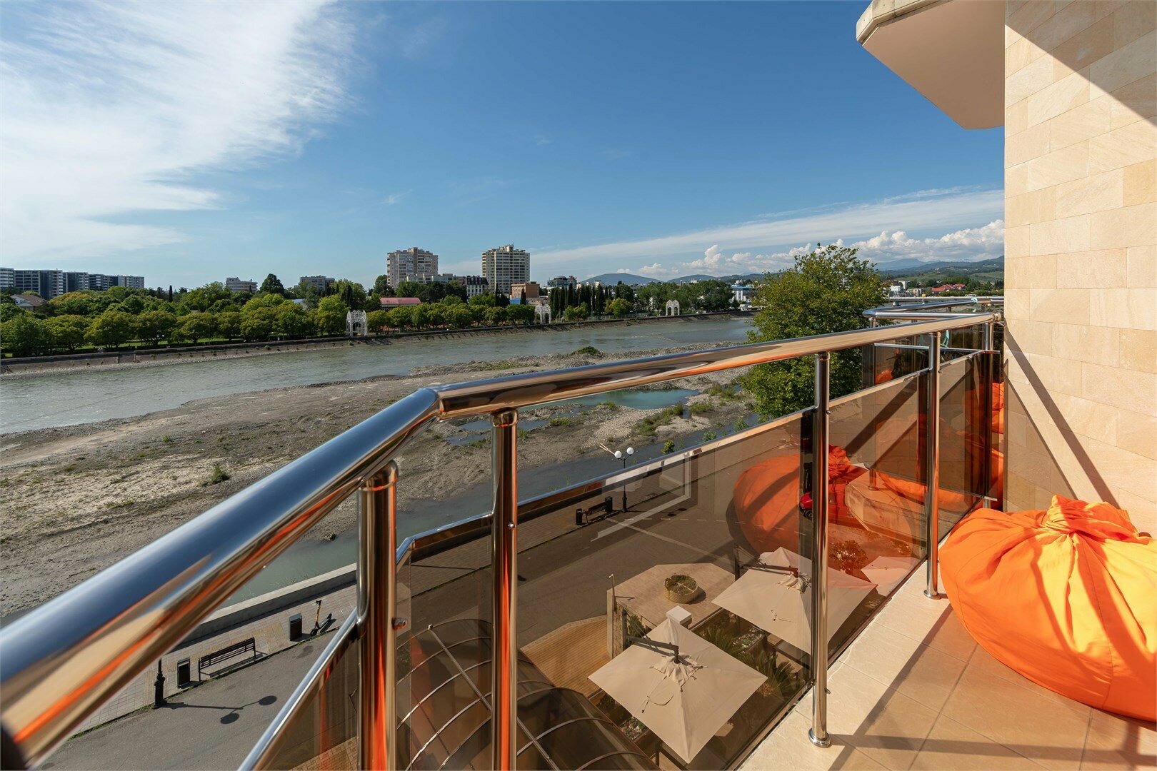 Стандарт семейный, вид на реку