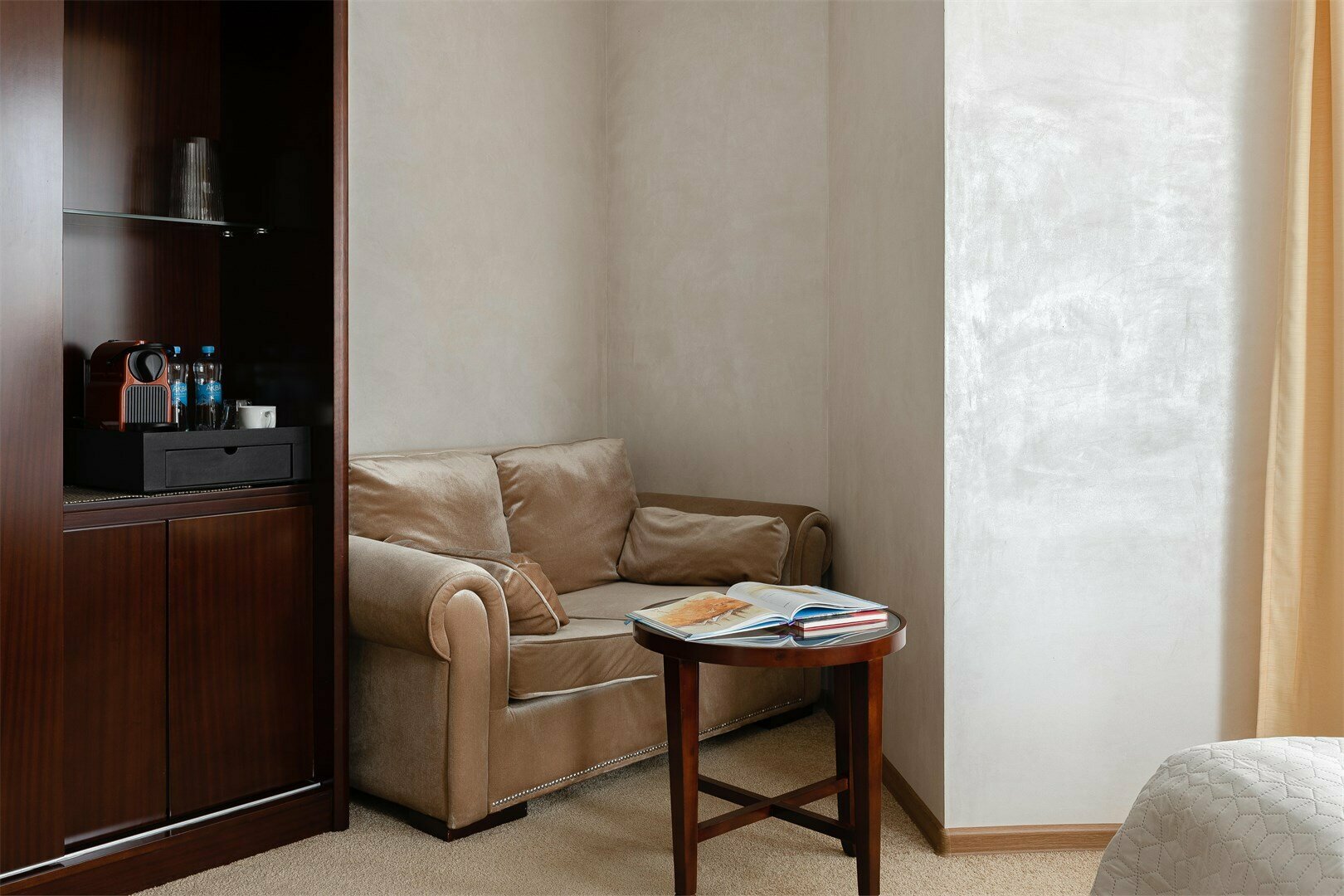 Улучшенный номер "Семицветик" с одной большой кроватью