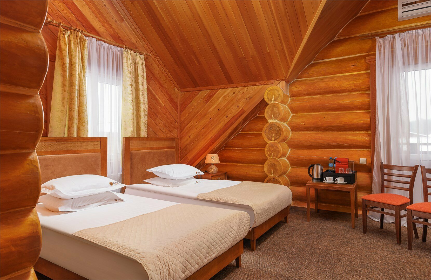 Номер в "Бревенчатом доме" с двумя раздельными кроватями