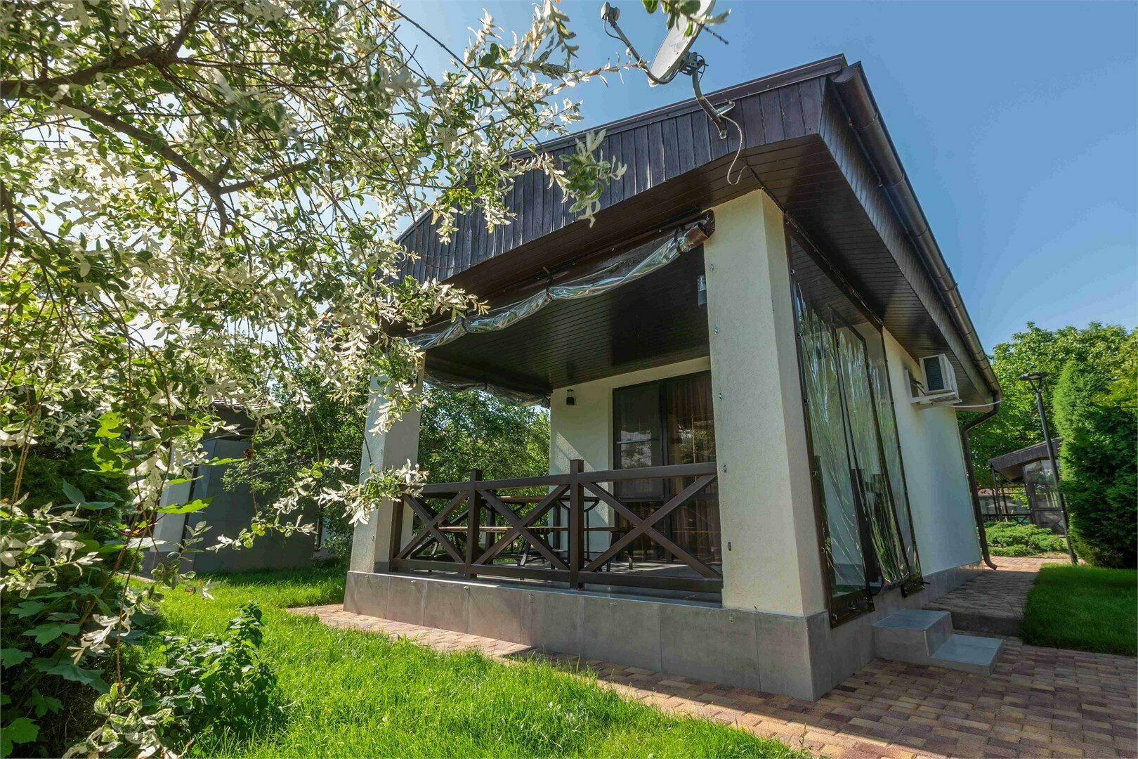 Гостевой двухместный домик у бассейна с верандой