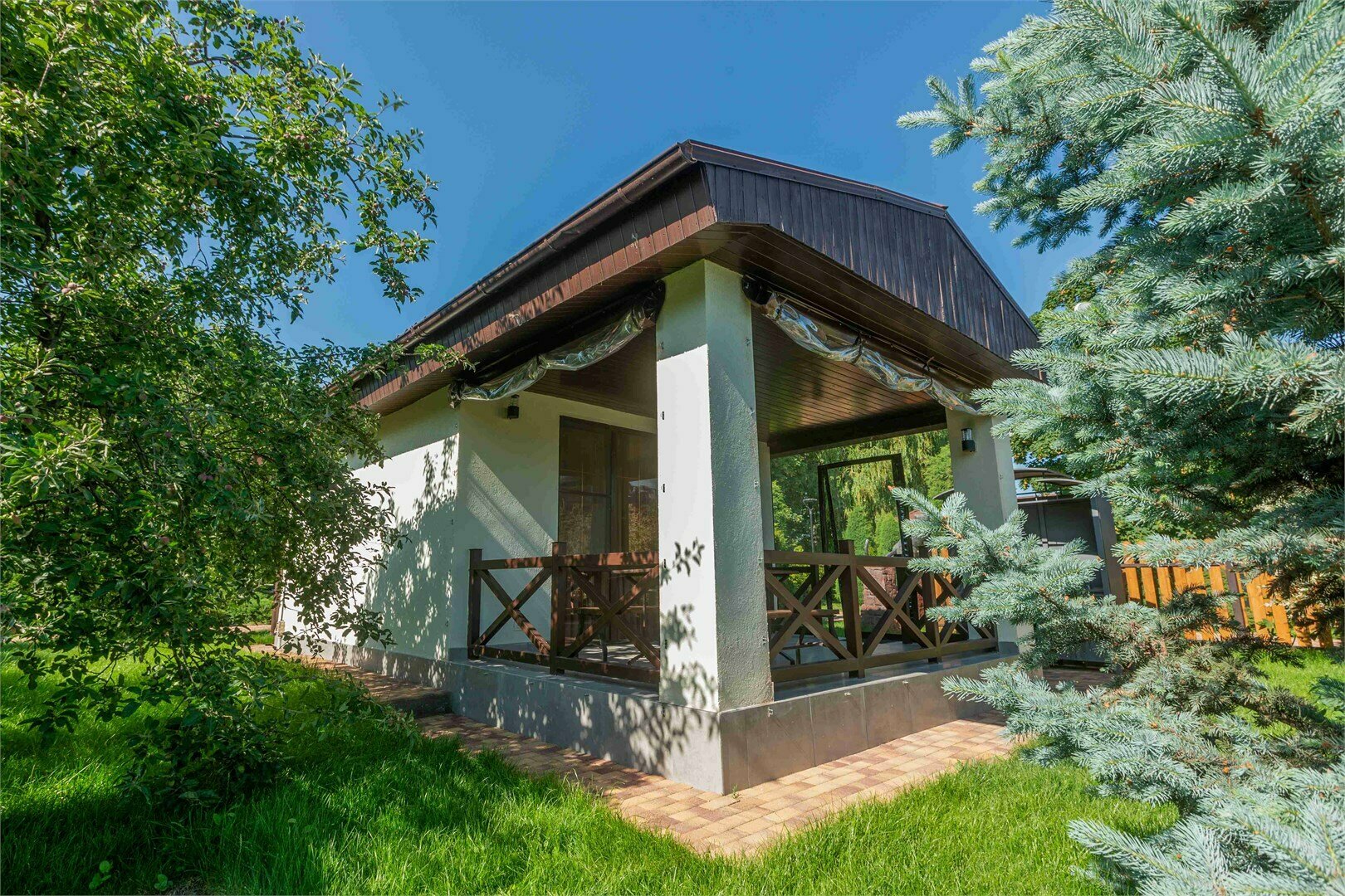 Гостевой двухместный домик у бассейна с верандой