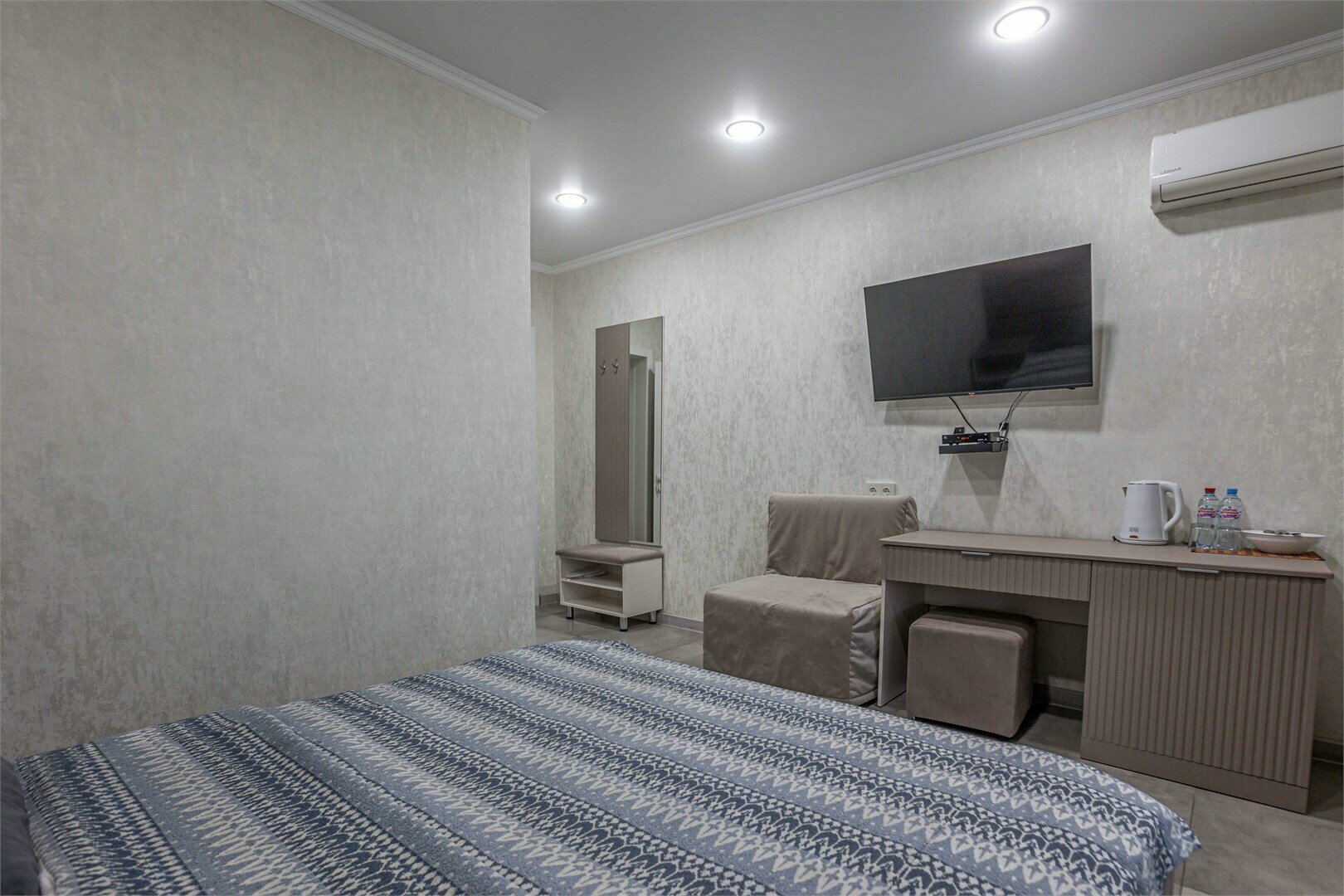 Гостевой двухместный домик у бассейна с верандой