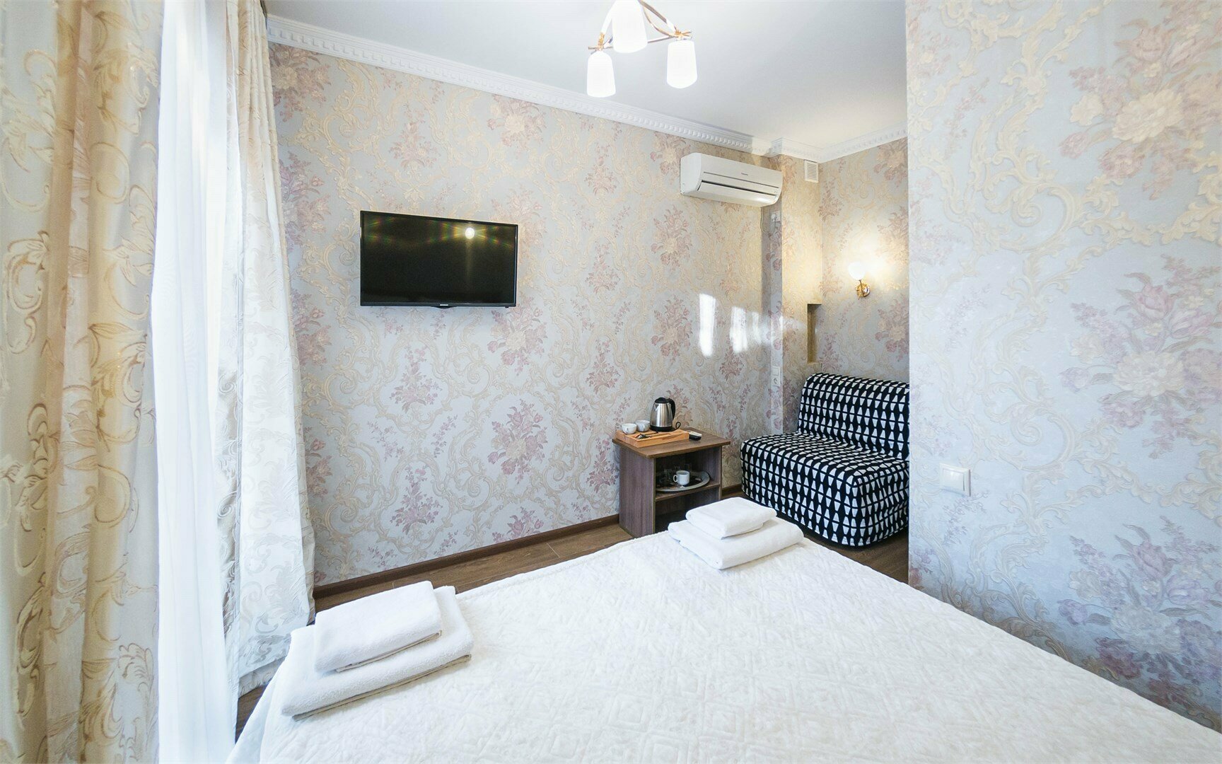 Двухместный номер с креслом кровать