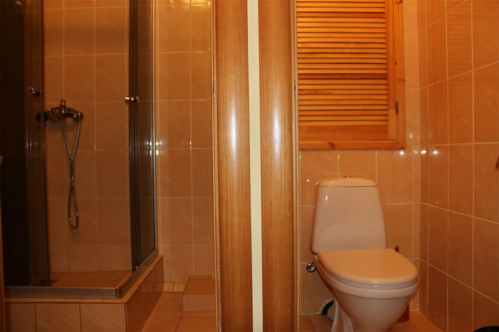 Двухместный номер с 2 отдельными кроватями и общим туалетом