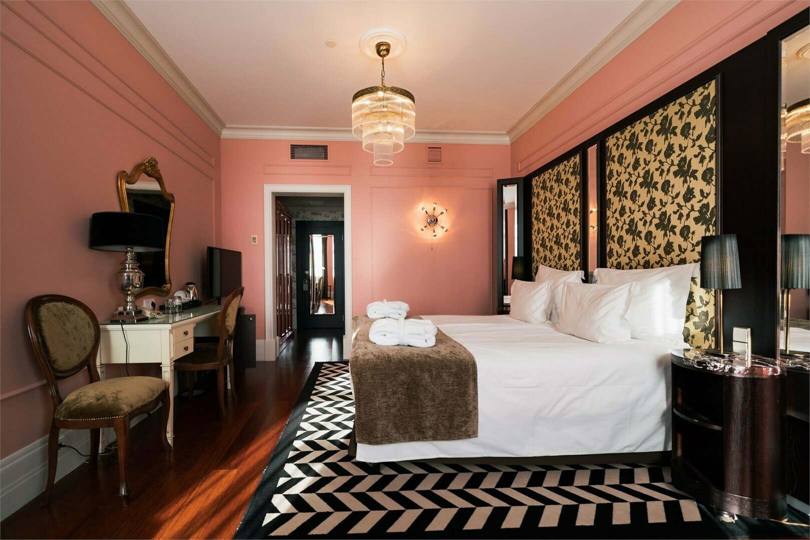 Улучшенный номер с видом во внутренний двор