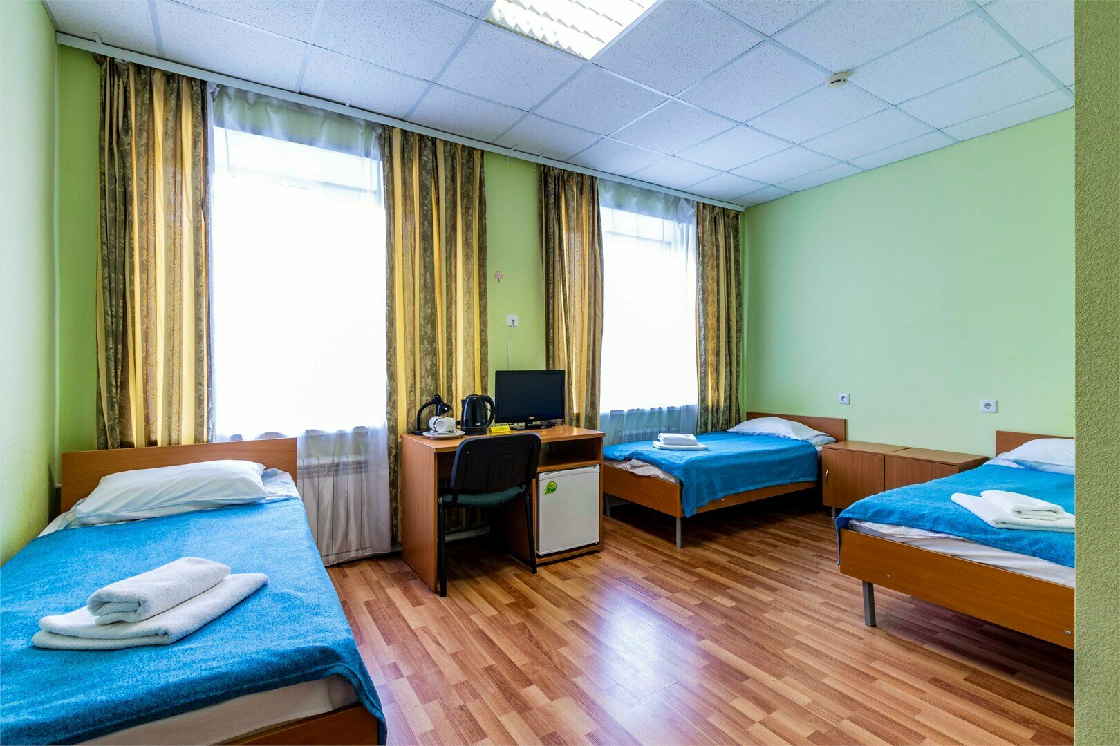 Трехместный номер ЭКОНОМ с тремя односпальными кроватями и собственными удобствами