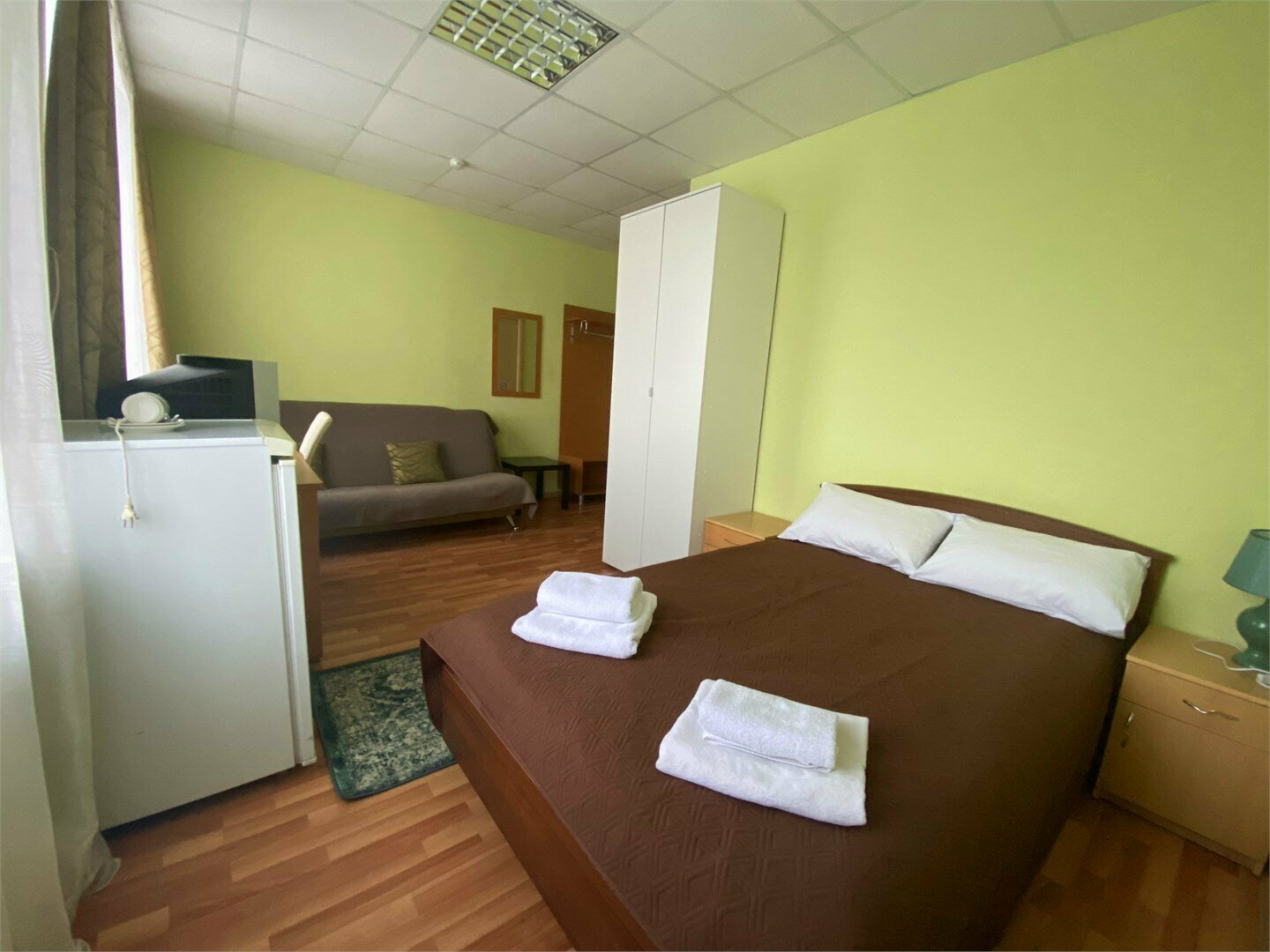 Двухместный номер ЭКОНОМ с двуспальной кроватью с собственными удобствами