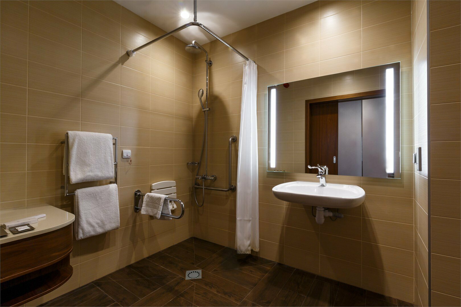 Номер для людей с ограниченными возможностями с большой кроватью (King size)