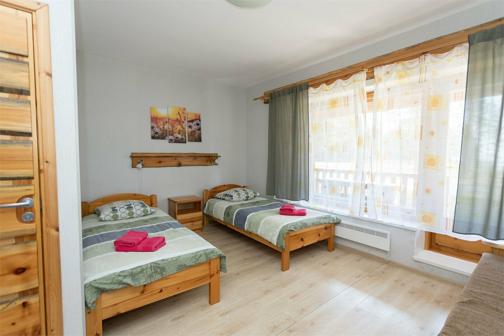 Комната Времена Года  2 кровати + диван без балкона