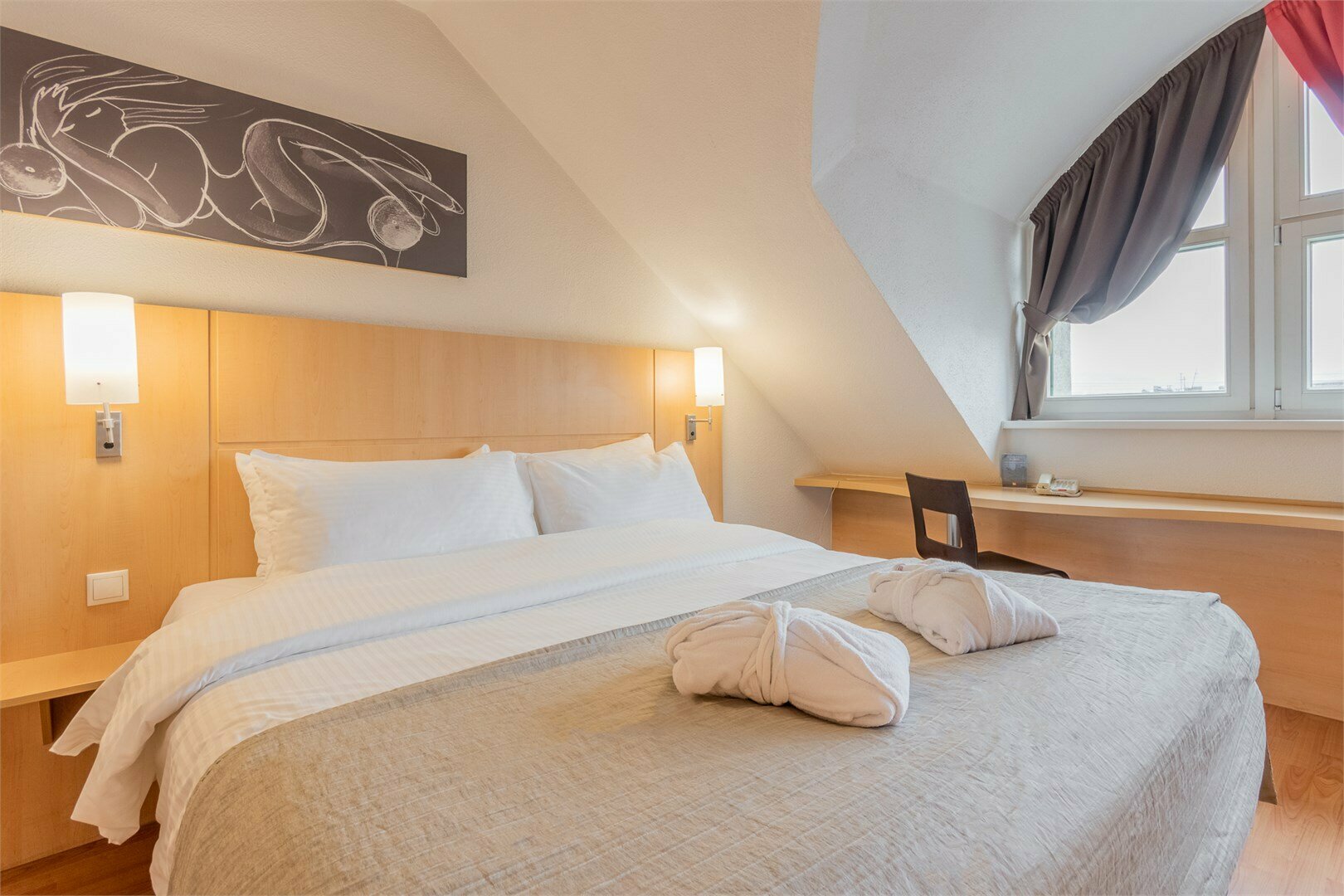 Номер Junior Suite, вид на город или на крыши - с двуспальной кроватью и диваном