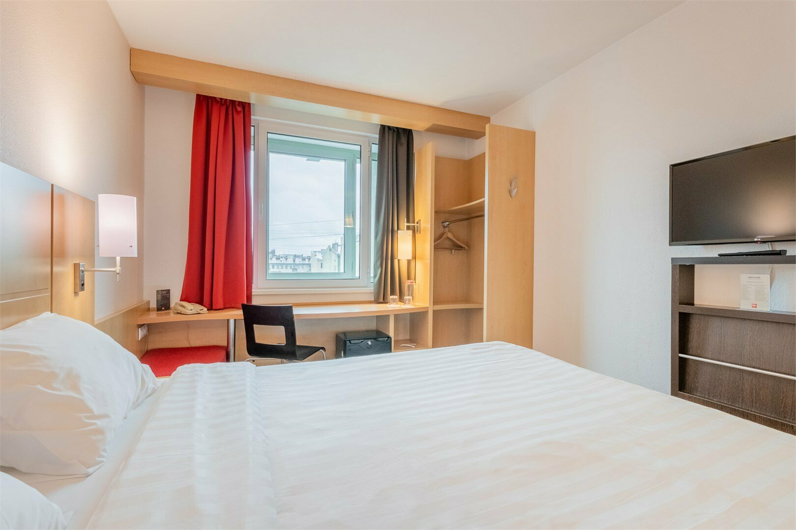 Номер Standard, вид во двор или на город - с двуспальной кроватью