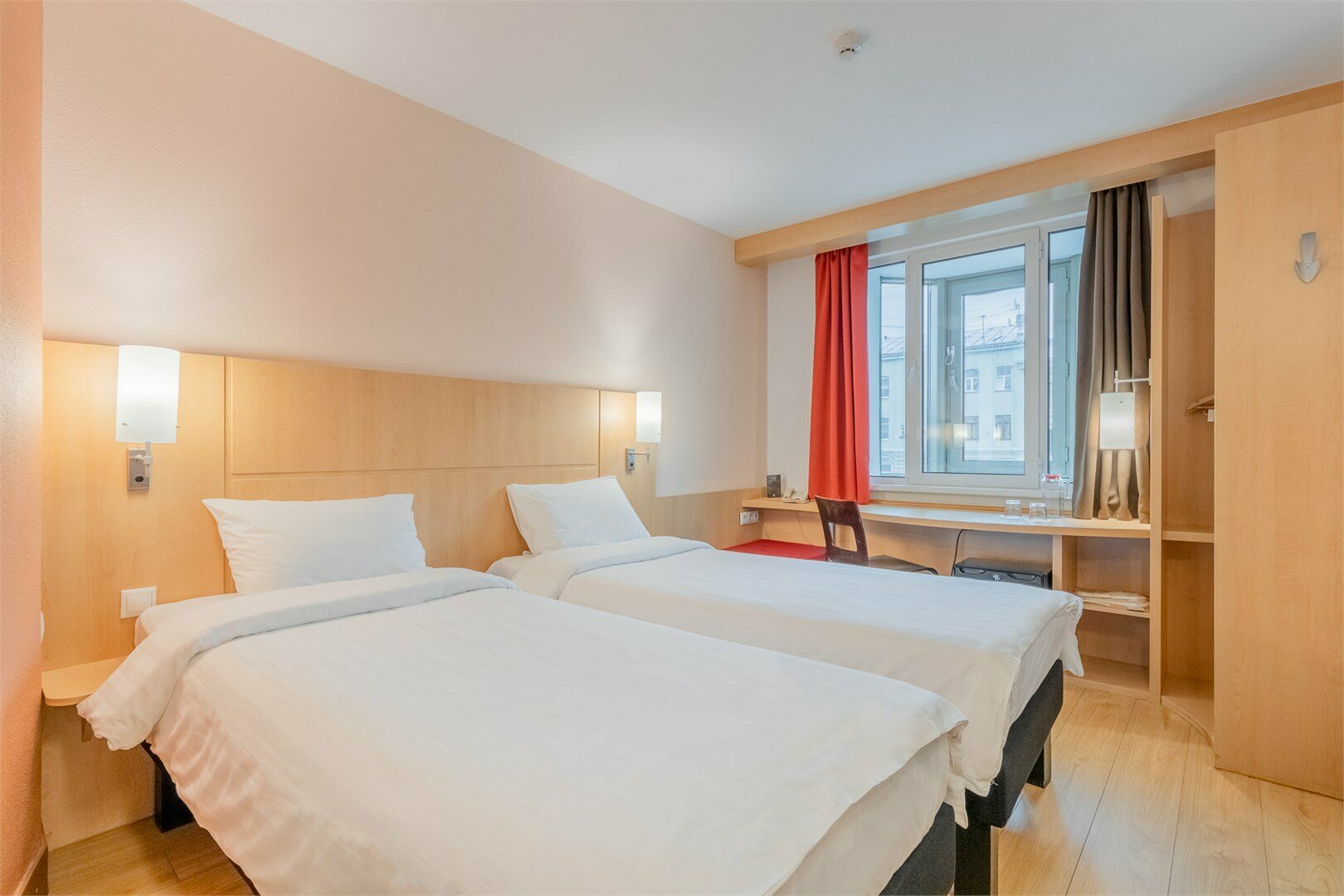 Номер Standard, семейный смежный двухкомнатный - с двуспальной кроватью или с 2 односпальными кроватями