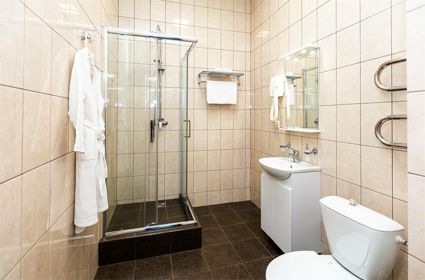 Двухкомнатный номер с двухспальной кроватью и дополнительной односпальной кроватью