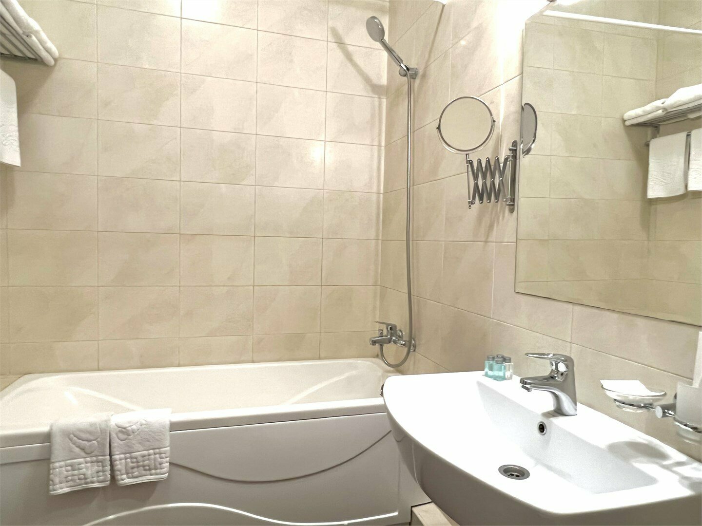 Улучшенный номер с одной  или двумя отдельными кроватями. Твин.