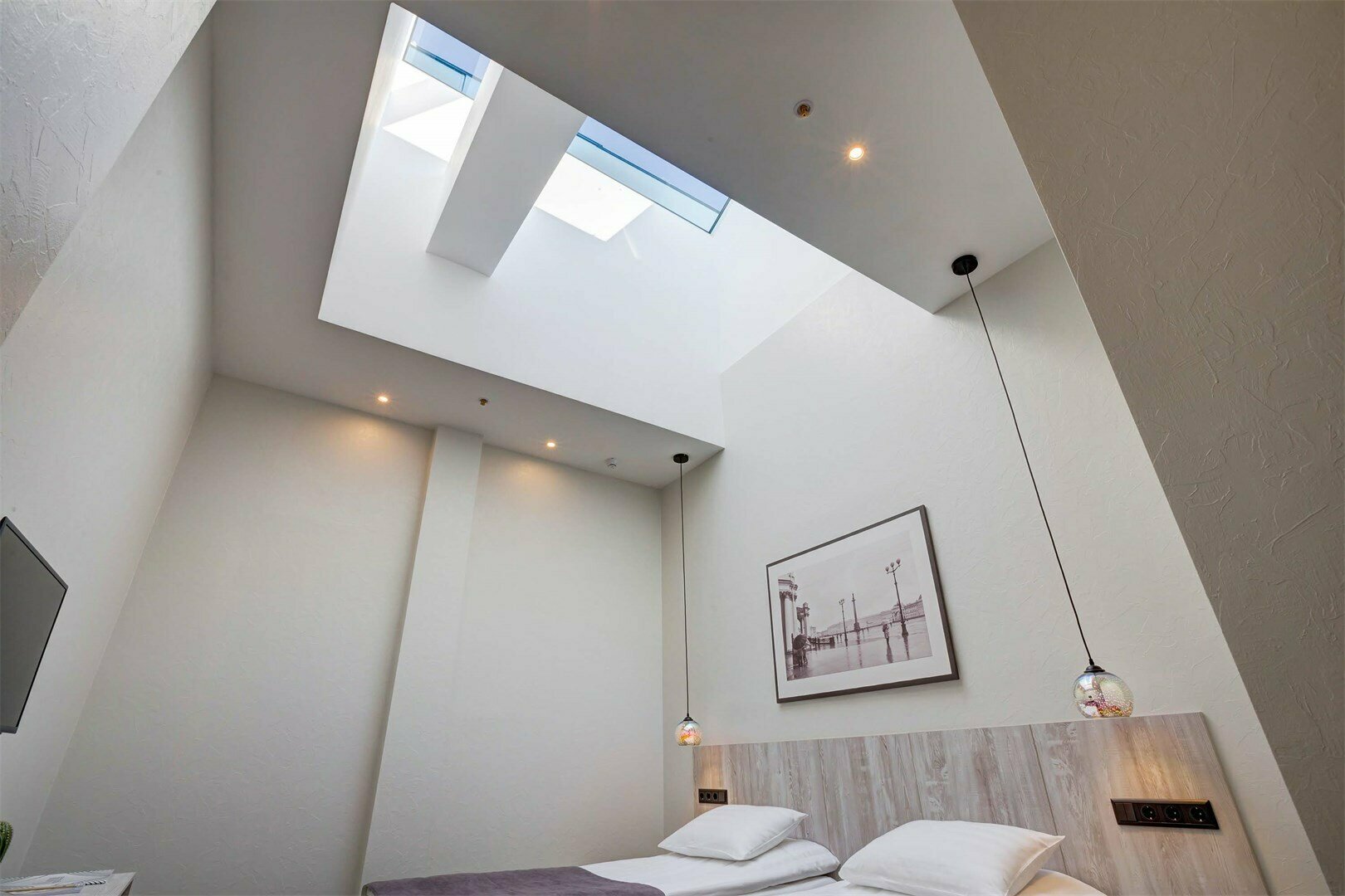 Стандартный двухместный номер с двумя раздельными или одной двуспальной кроватями с мансардными окнами