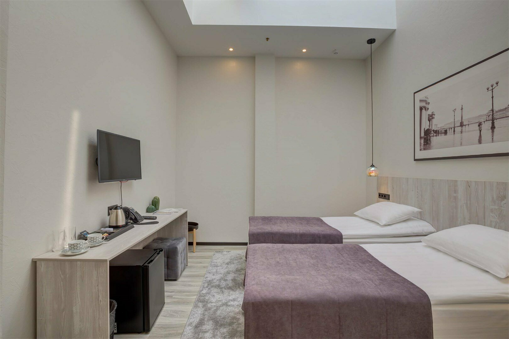 Стандартный двухместный номер с двумя раздельными или одной двуспальной кроватями с мансардными окнами