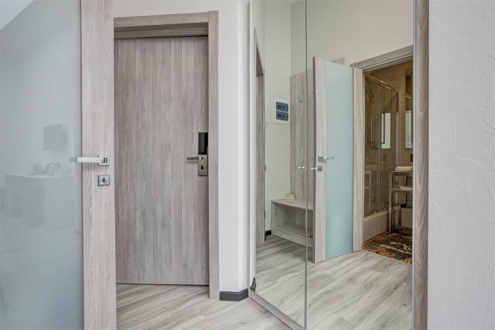 Стандартный двухместный номер с двумя раздельными или одной двуспальной кроватями с мансардными окнами