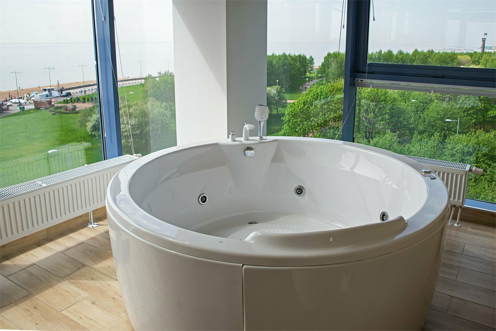 Улучшенный люкс ,  2 -х комнатный ( видовая джакузи)