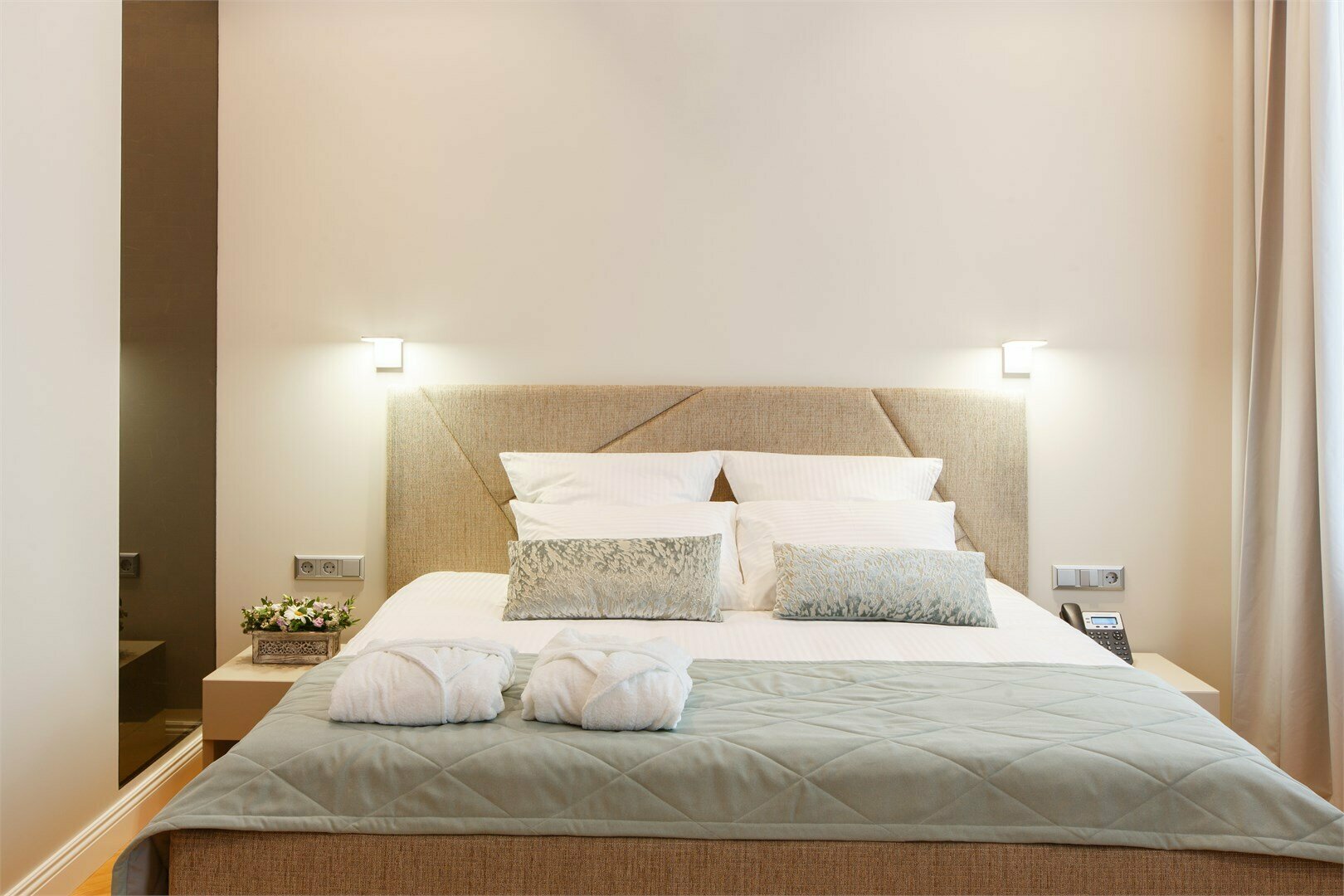 Люкс с 1 двуспальной кроватью