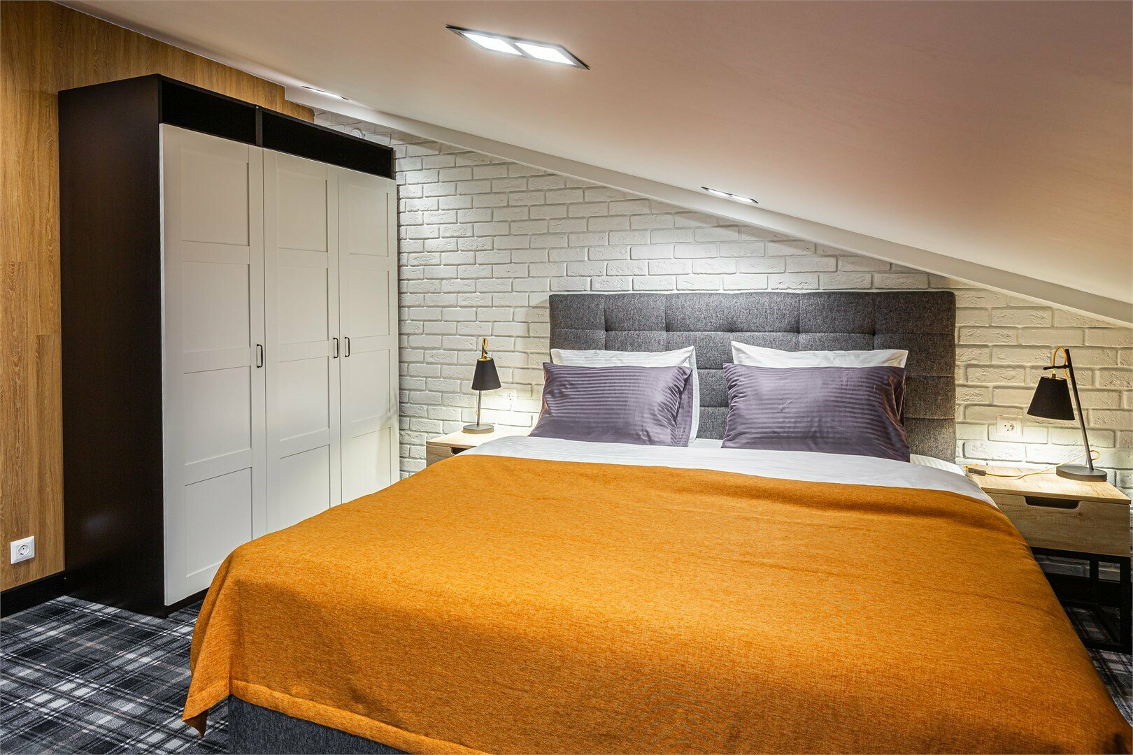 Двухместный номер с одной кроватью на мансардном этаже.