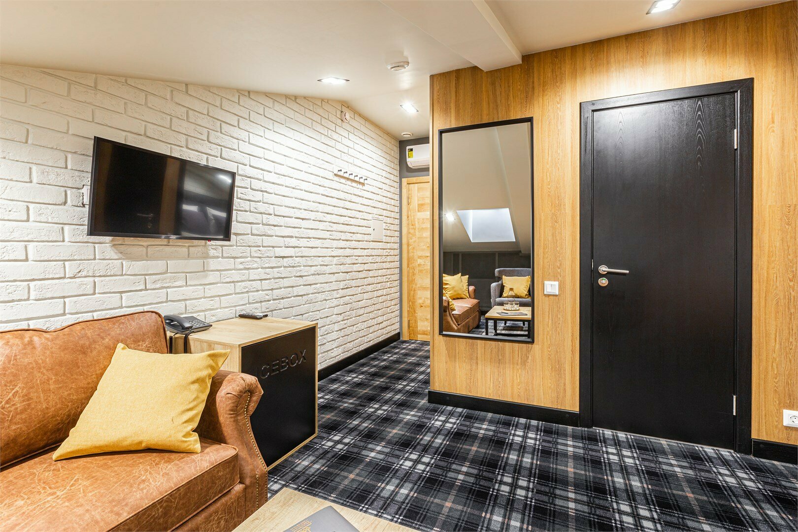 Двухместный номер с одной кроватью на мансардном этаже.