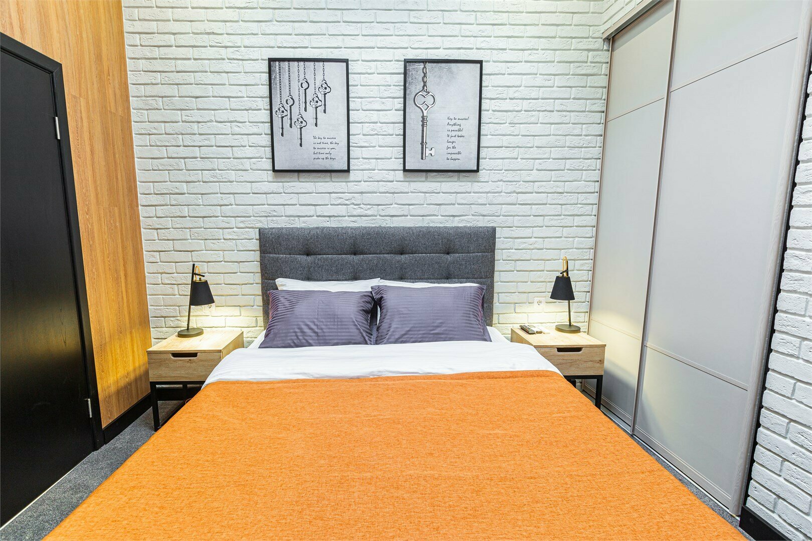 Небольшой двухместный номер с зенитным окном