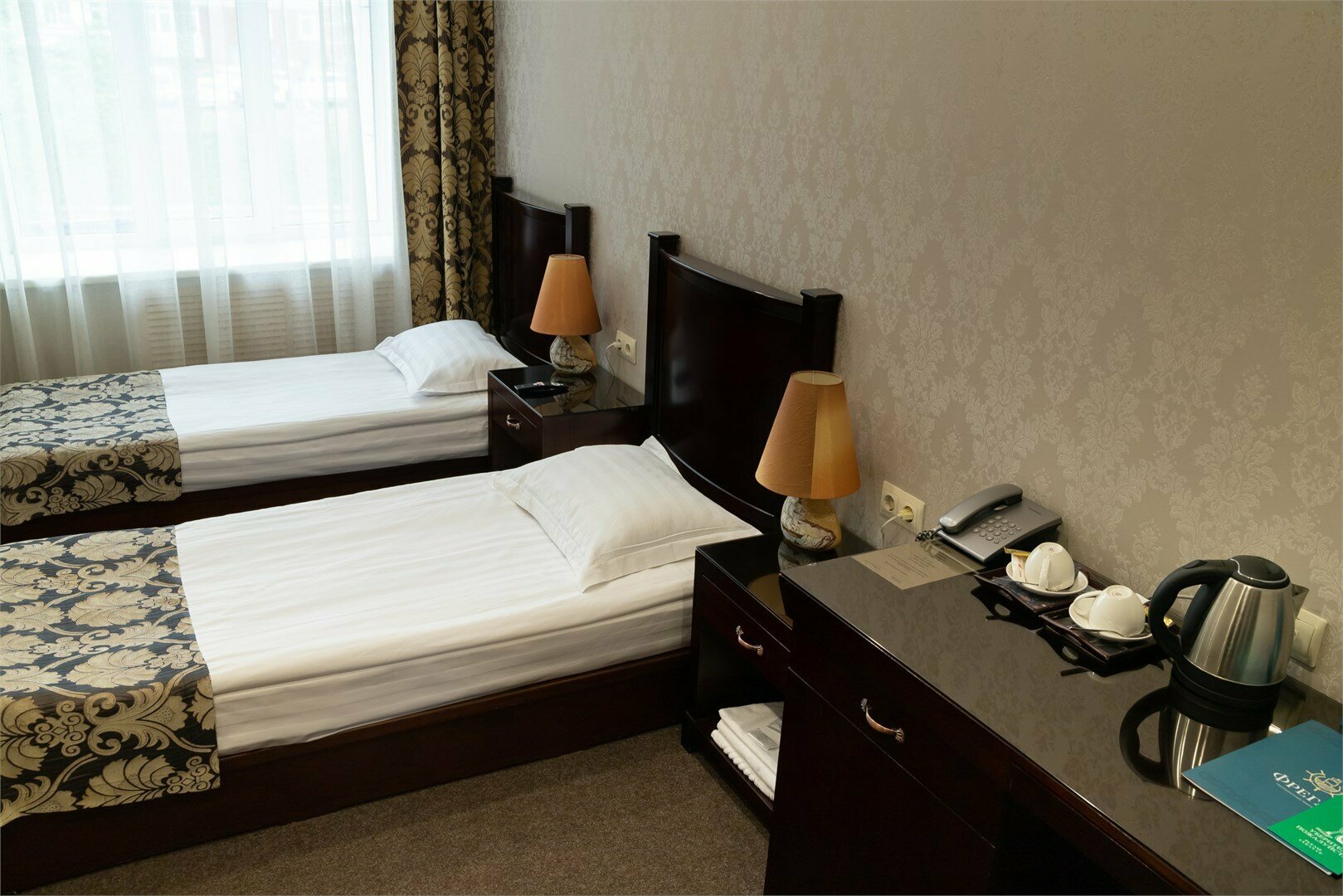 Двухместный номер с 2 отдельными кроватями и общей ванной комнатой