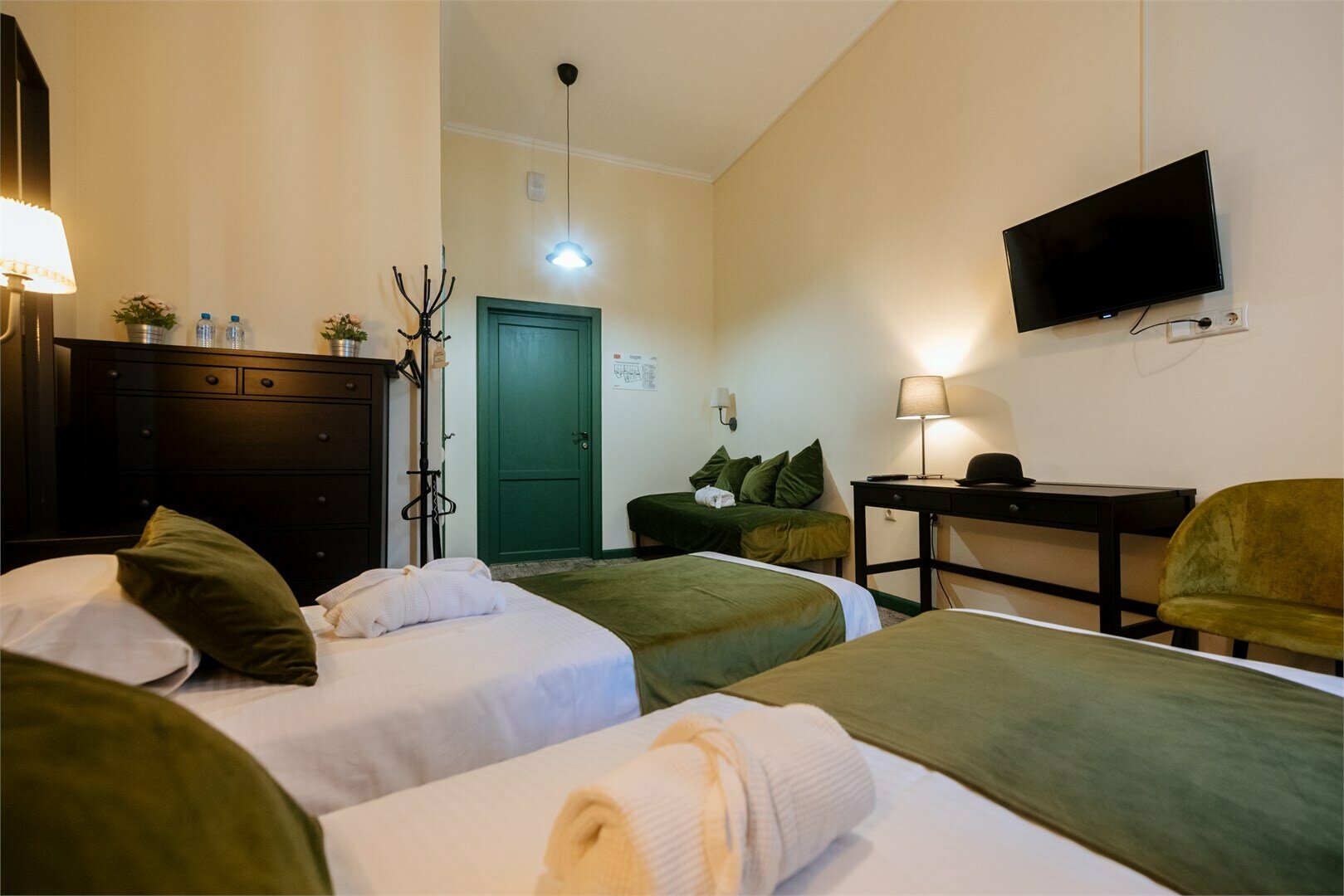 Номер Делюкс с 1 кроватью или 2 отдельными кроватями и дополнительной кроватью