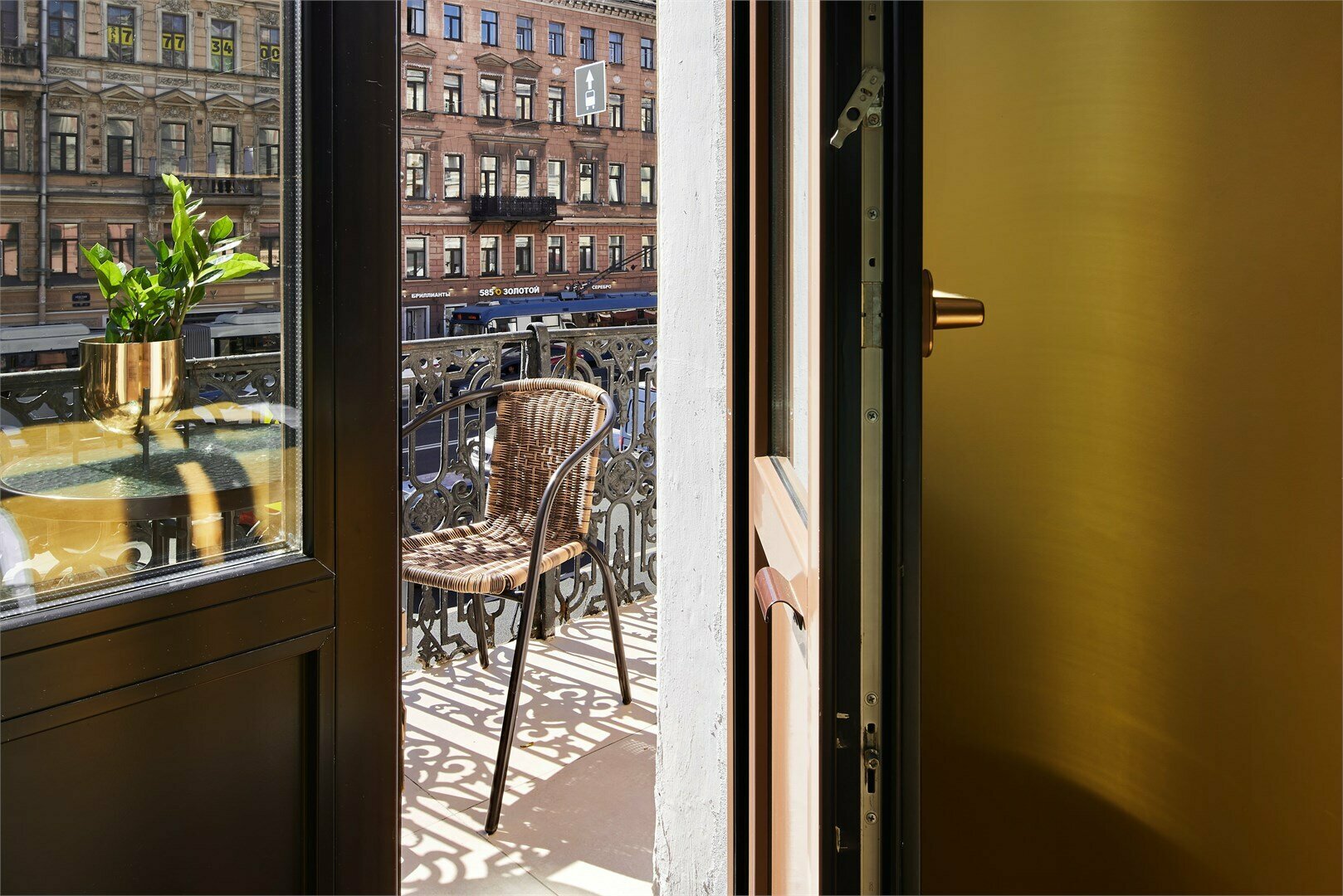 Номер Делюкс с балконом и видом на Невский проспект