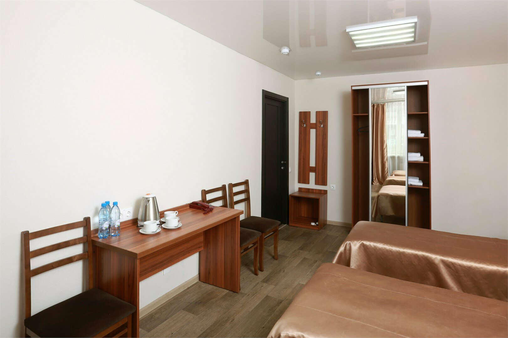 Трехместный номер эконом-класса с общей ванной комнатой