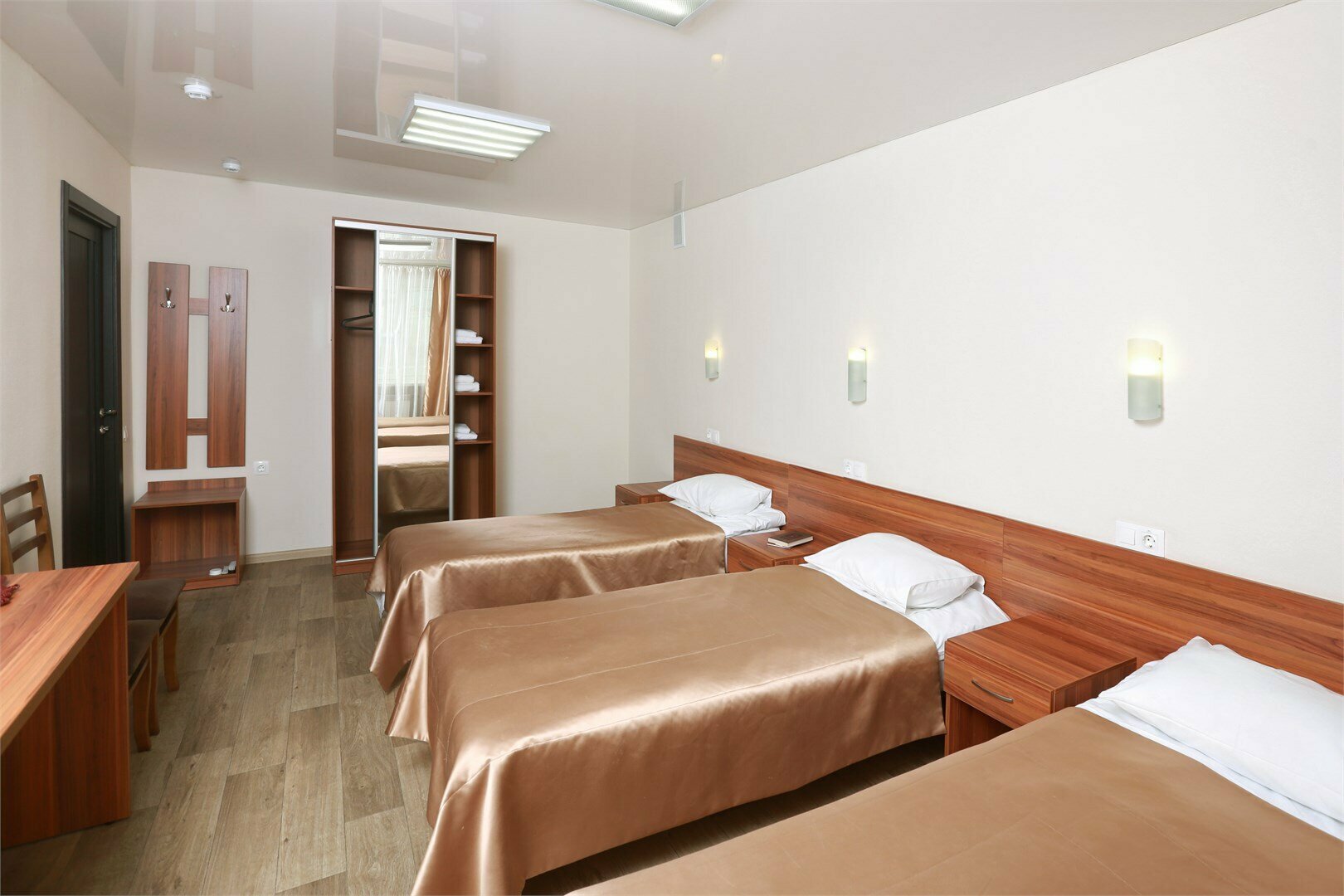 Трехместный номер эконом-класса с общей ванной комнатой