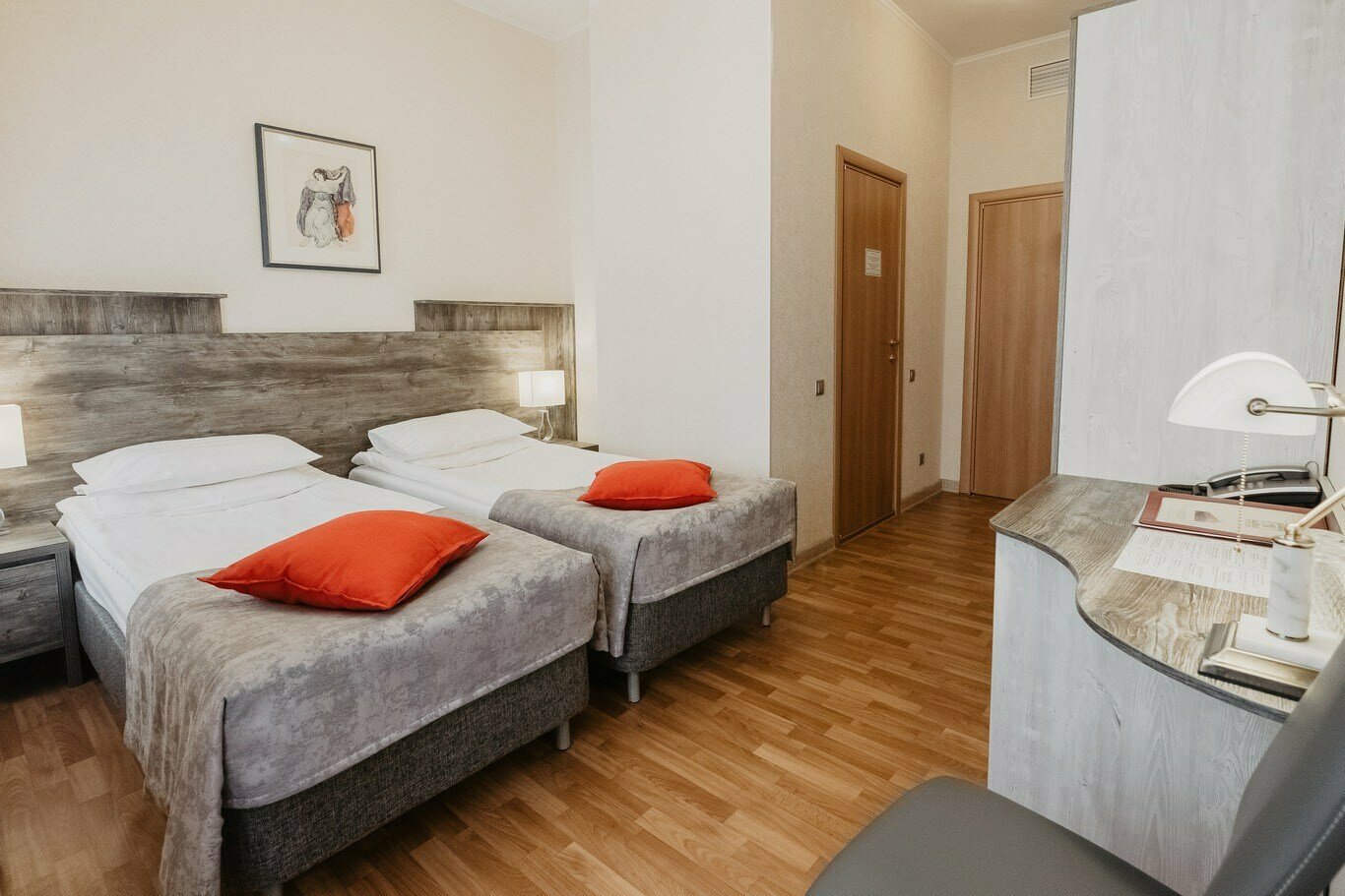 Стандарт с одной двуспальной или двумя раздельными кроватями