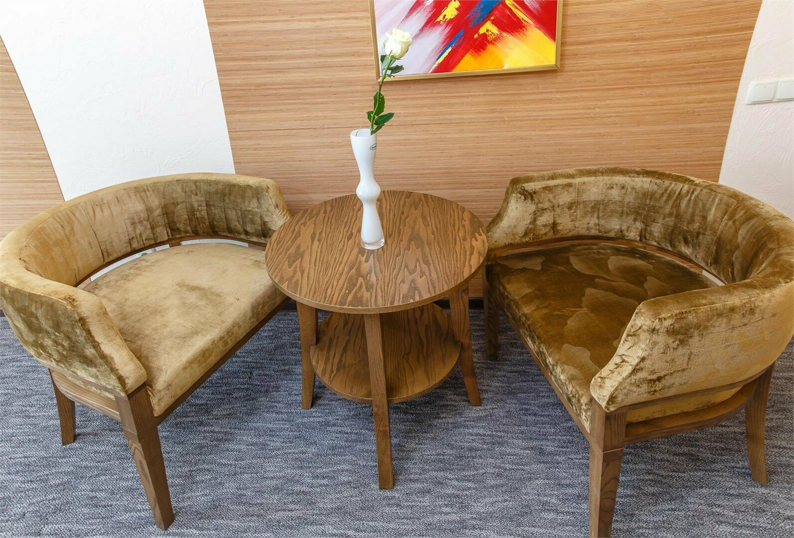 Комфорт с большой кроватью и двумя креслами