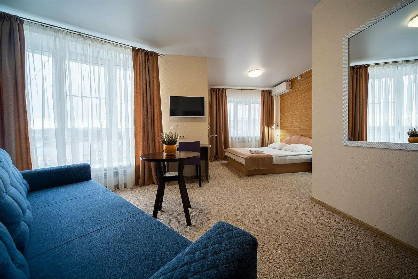 Комфорт с большой кроватью и диваном