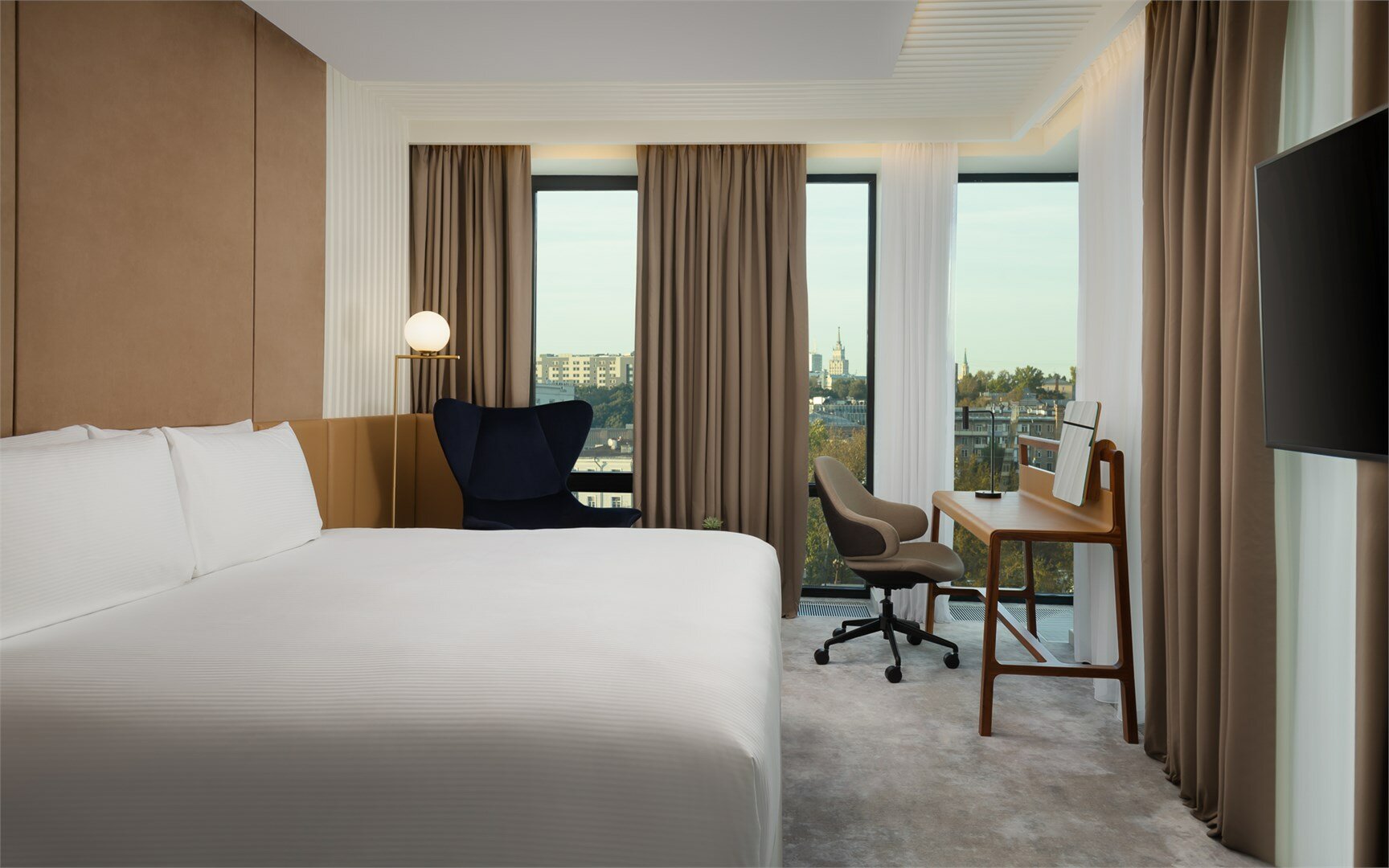 Номер Deluxe Suite, с видом на город - с двуспальной кроватью