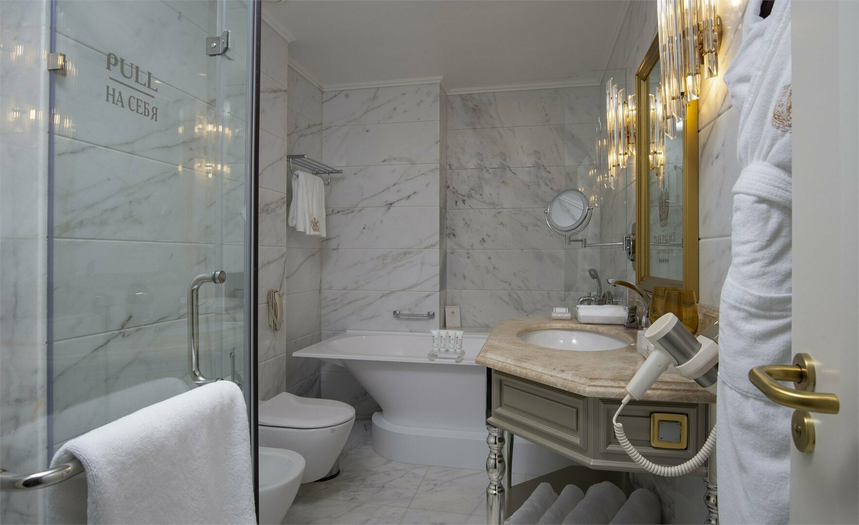 Джуниор Сюит