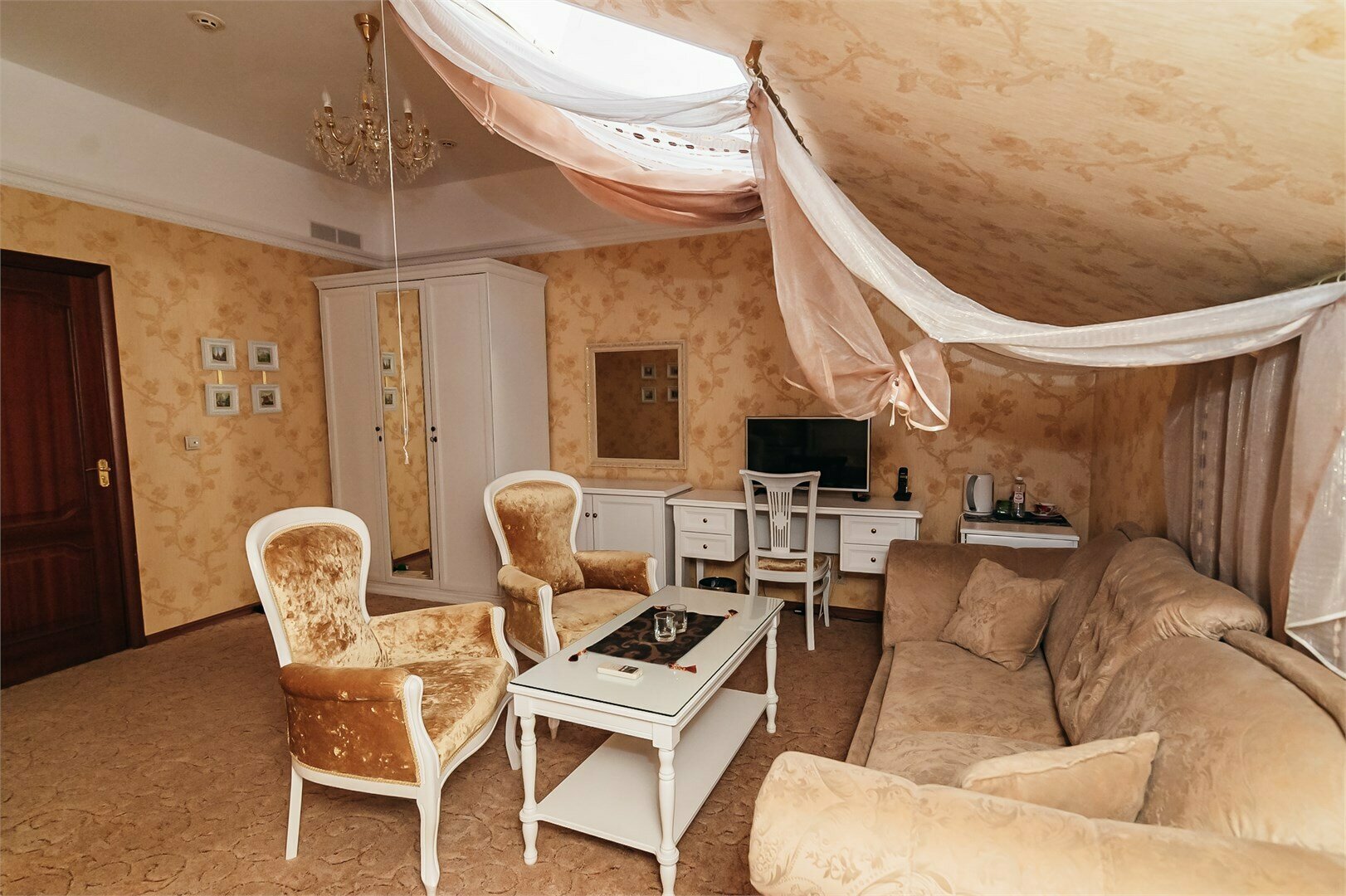 Джуниор Сюит мансардный с диваном