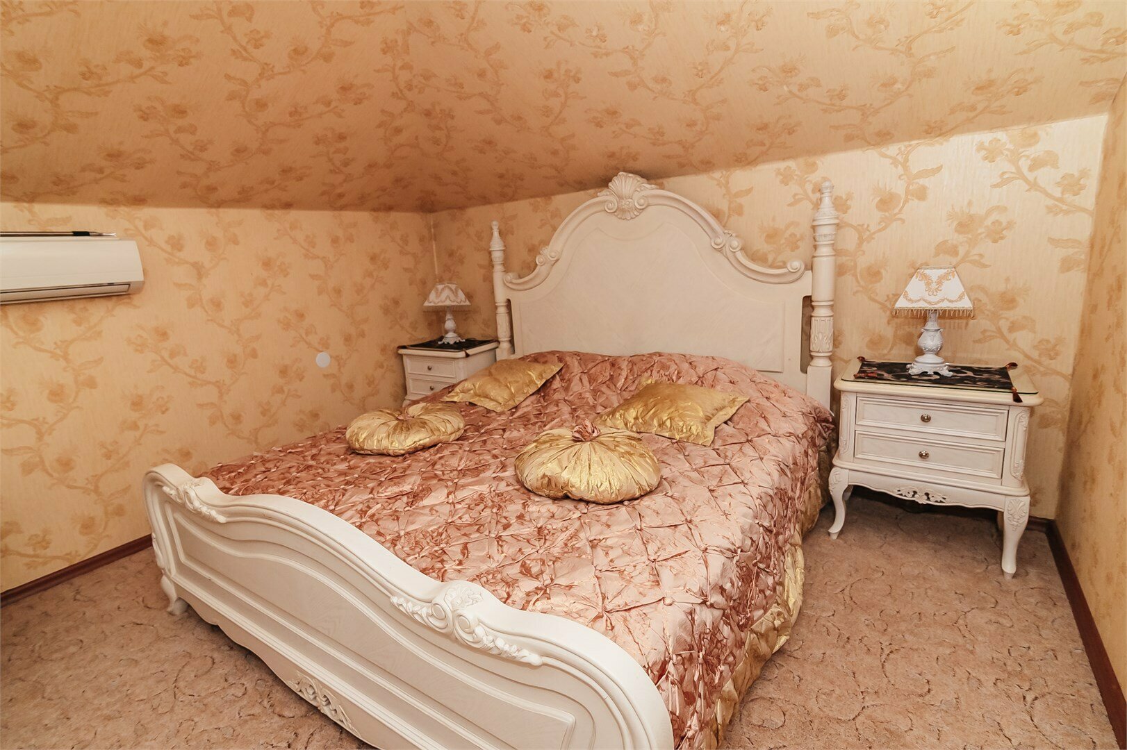 Джуниор Сюит мансардный с диваном