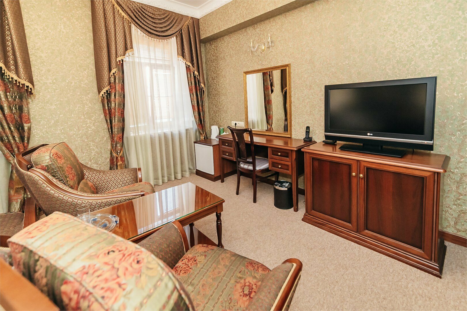 Джуниор Сюит