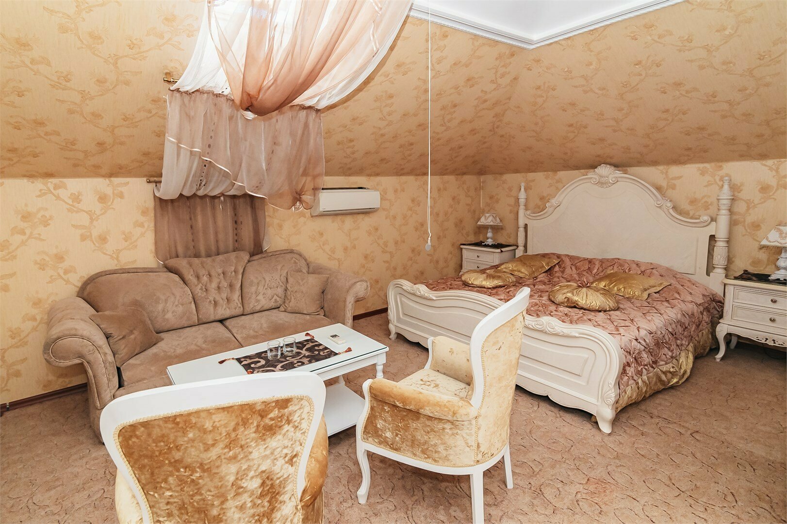 Джуниор Сюит мансардный с диваном