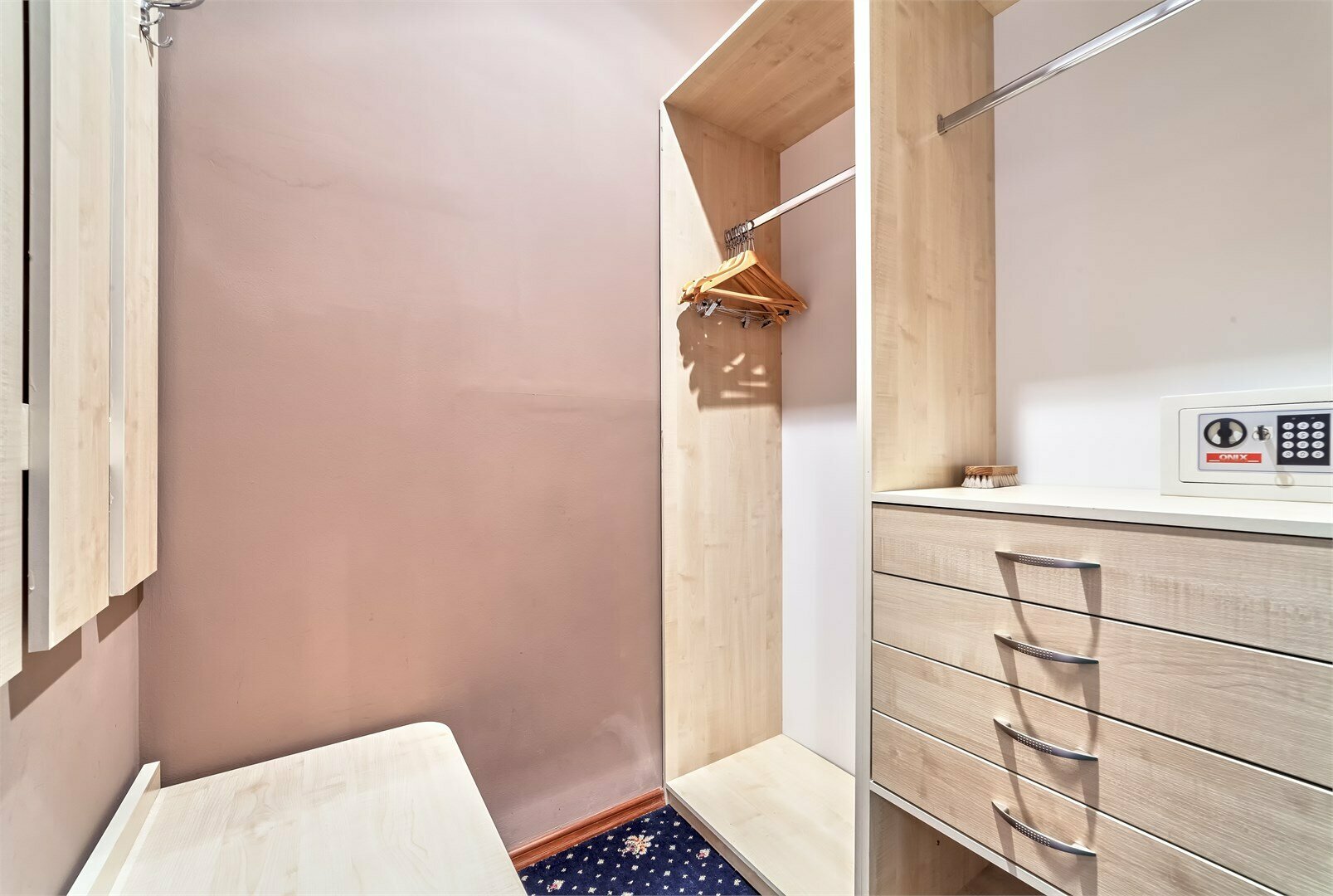 Номер-студия с кроватью размера "king-size" и диван-кроватью