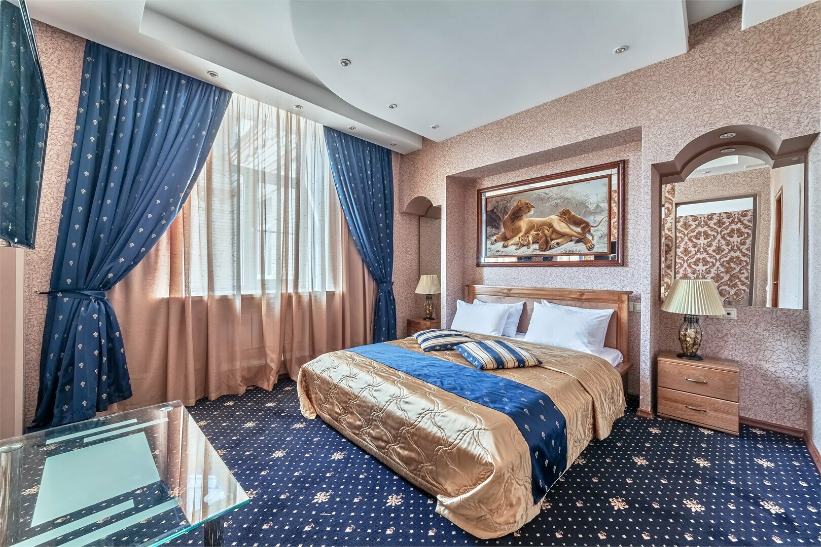 Номер-студия с кроватью размера "king-size" и диван-кроватью