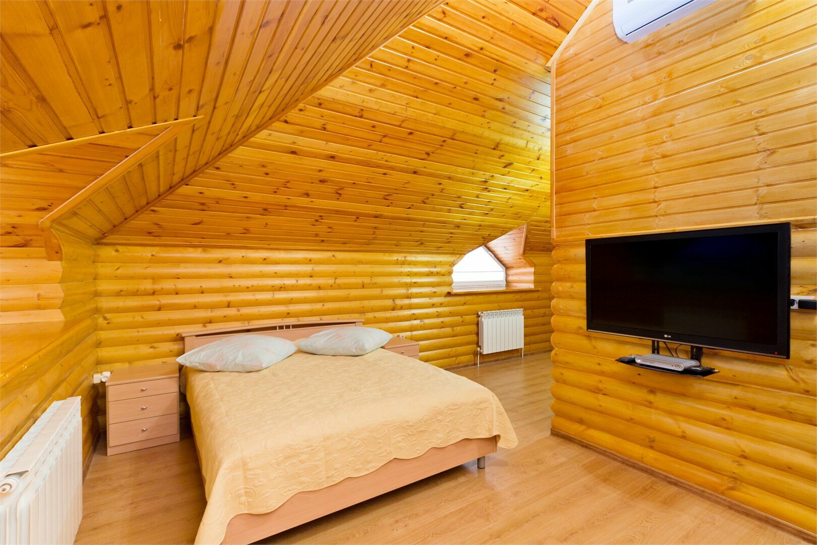 ЛЮКС для 3-5 человек (две кровати и раскладной диван)