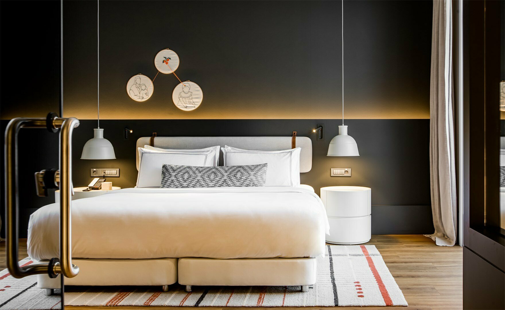 Двухместный номер NEO Централ с одной большой кроватью