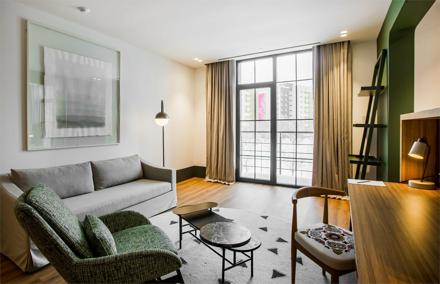 NEO Гранд Люкс с одной большой кроватью