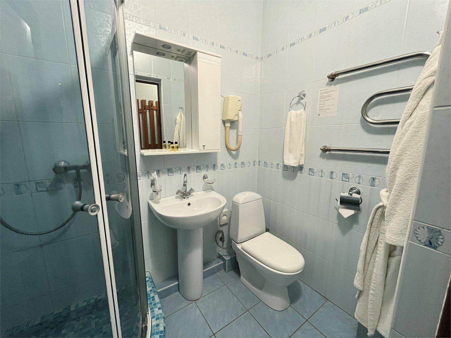 Эконом Стандарт с полутороспальной кроватью