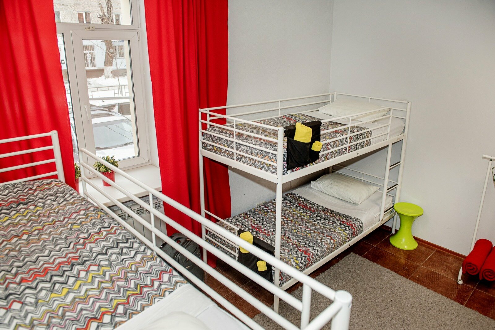 Спальное место на двухъярусной кровати в общем номере для мужчин