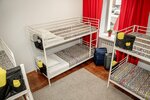 Спальное место на двухъярусной кровати в общем номере для мужчин в Вагон